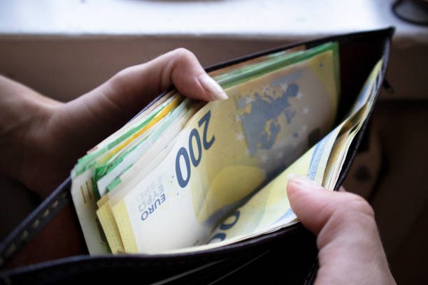 Ajuda financeira (WhatsApp: +34 666 31 16 39)